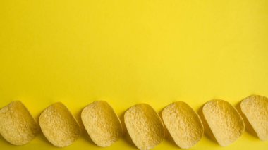 Banner, fotokopi alanı, sarı arka planda leziz patates cipsi, abur cubur, fast food, cipsler, Top view.