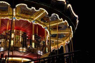 Geceleri ışık saçan atlı karınca, karanlıkta noel şehri, lunapark, gece yarısı ışık alan güzel atlı karınca manzarası.