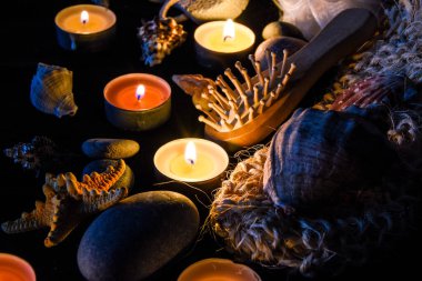 Spa, eko konsepti, sıfır atık, organik ürünler, tahtadan yapılmış doğal fırçalar, taşlar, mumlar, spa tedavisinin bileşimi, seçici odaklanma