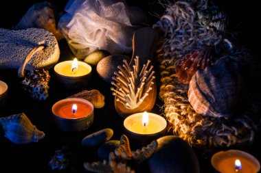 Spa, eko konsepti, sıfır atık, organik ürünler, tahtadan yapılmış doğal fırçalar, taşlar, mumlar, spa tedavisinin bileşimi, seçici odaklanma