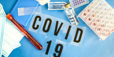 Coronavirus kan analizi konsepti. Wuhan, Çin kökenli Covid 19. Solunum maskesi. Üzerinde kan, şırınga ve yazıt porselenleri ve İtalya seyahat konsepti var.