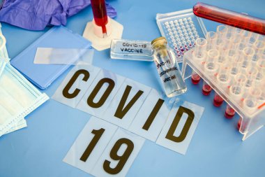 Coronavirus kan analizi konsepti. Wuhan, Çin kökenli Covid 19. Solunum maskesi. Üzerinde kan, şırınga ve yazıt porselenleri ve İtalya seyahat konsepti var.