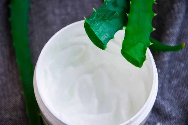 Daun Cincang Aloe Veraand Cream Krim Dengan Aloe Vera Pada — Stok Foto