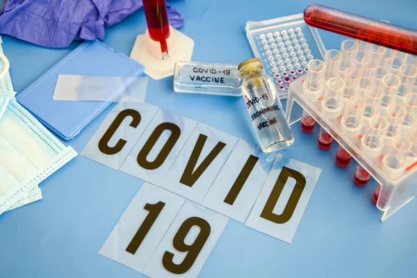 Coronavirus kan analizi konsepti. Wuhan, Çin kökenli Covid 19. Solunum maskesi. Üzerinde kan, şırınga ve yazıt porselenleri ve İtalya seyahat konsepti var.