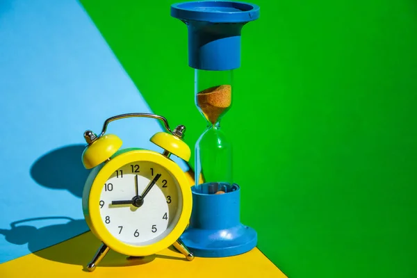 Reloj Escritorio Clásico Reloj Arena Color Fondo Amarillo Verde Azul —  Fotos de Stock