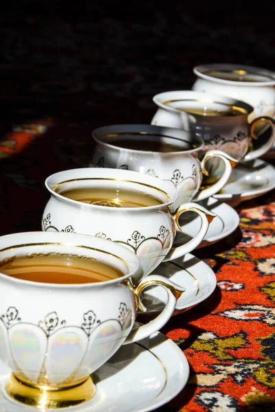 土耳其地毯上有茶托的老式苏打茶杯，传统的茶道，阳光 — 图库照片
