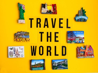 Metinler dünyayı dolaşır farklı ülkelerden mıknatıslar sarı arka plan, seyahat konsepti, planlama gezisi