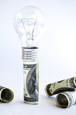 Para farklı türde ampuller, Amerikan dolarında lambalar, enerji tasarrufu lambası, para, finans, tasarruf konsepti ve fikir