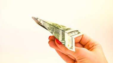 Bir kadın eli ve katlanmış kağıt uçaklar origami banknotlar, metin için kopyalama alanı, beyaz, seyahat ve para ile izole edilmiş kağıt uçak fırlatılan