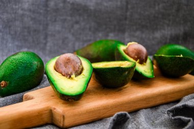 Avokado dilimleri. Taze organik avokadoyla Avokado Salatası Tarifi yemek geçmişi