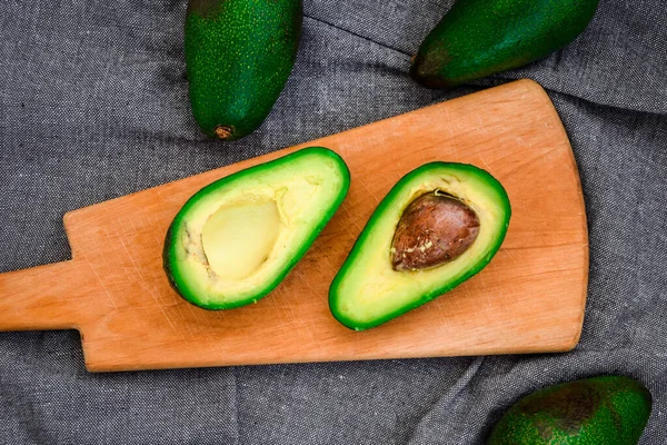 Avocado Een Hakkend Houten Bord Avocado Groente Voedsel Biologisch Groen — Stockfoto