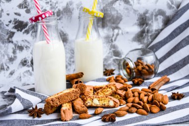 Badem sütü şişede Cantuccini Kurabiye Bisküvileri ile badem, tarçın ve anason, badem tohumu, sağlıklı kahvaltı, diyet