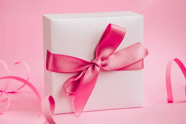 Witte Geschenkdoos Met Roze Lint Roze Achtergrond Vakantie Concept Present — Stockfoto