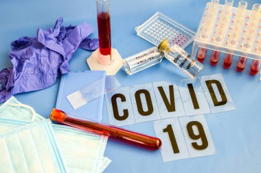 Coronavirus kan analizi konsepti. Üzerinde kan, şırınga ve yazı olan solunum maskesi Çin porseleni, İtalya seyahati konsepti