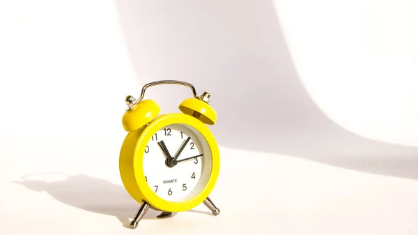 Reloj Despertador Amarillo Sobre Fondo Blanco Espacio Para Copiar Lindo —  Fotos de Stock