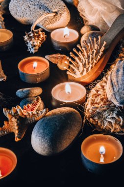 Spa, eko konsepti, sıfır atık, organik ürünler, tahtadan yapılmış doğal fırçalar, taşlar, mumlar, spa tedavisinin bileşimi, seçici odaklanma