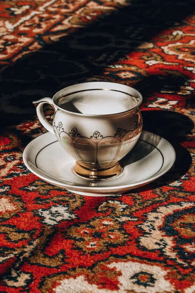 土耳其装饰地毯上的老式茶杯 正宗的土耳其咖啡和土耳其餐馆咖啡店里的一杯茶 茶间休息 — 图库照片