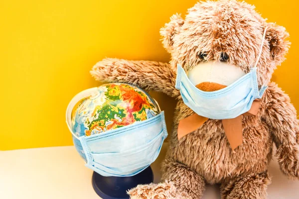 Osito Peluche Con Mascarilla Médica Globo Terrestre Con Máscara Protectora — Foto de Stock