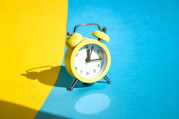 Relógio Alarme Vintage Amarelo Fundo Azul Amarelo Com Foco Seletivo — Fotografia de Stock