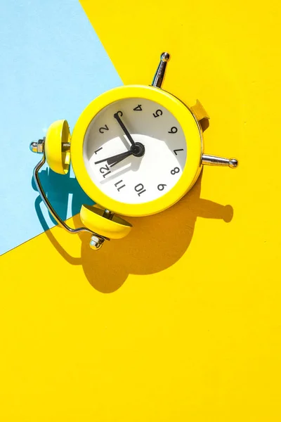 Relógio Alarme Vintage Amarelo Fundo Azul Amarelo Com Foco Seletivo — Fotografia de Stock