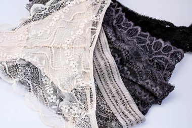 Güzel dantelli külotlar beyaz arka planda izole edilmiş, güzel, dantelli siyah kadın külotları. Seksi iç çamaşırı.