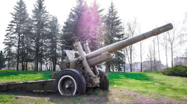 Topçular, yeşil silahlar, topçu topları parktaki asker savaşçısı için silahlar, İkinci Dünya Savaşı sırasında tanksavar silahları eskidi.