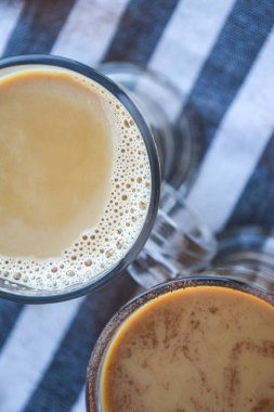 Uzun bardakta sütlü buzlu kahve, bir fincan lezzetli frappe kahve, latte machiato, tarçın çubuklu iki fincan kapuçino ve anason yıldızları, fro cafe menüsü.