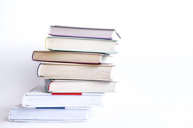 Beyaz üzerine izole kitap yığını, bir yığın kitabın resmi, metin için kopyalama alanı