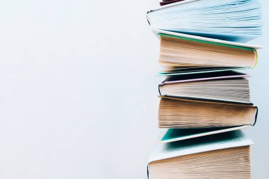Eski kitap eğitimi konsepti yığını, metin için bir sürü kitap yığını, kitap kapakları, eski ve kullanılmış ciltli kitaplar, üst görünüm. Eğitici bir kavram. Kapat.