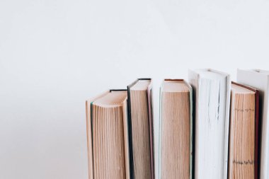 Eski kitap eğitimi konsepti yığını, metin için bir sürü kitap yığını, kitap kapakları, eski ve kullanılmış ciltli kitaplar, üst görünüm. Eğitici bir kavram. Kapat.
