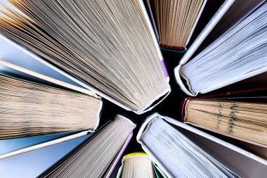 Eski kitap eğitimi konsepti yığını, metin için bir sürü kitap yığını, kitap kapakları, eski ve kullanılmış ciltli kitaplar, üst görünüm. Eğitici bir kavram. Kapat.