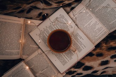 Eski kitap eğitimi konsepti yığını, metin için bir sürü kitap yığını, kitap kapakları, eski ve kullanılmış ciltli kitaplar, üst görünüm. Eğitici bir kavram. Yaklaş, sıcak çay.