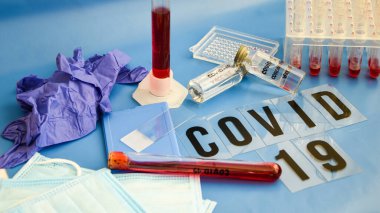 Coronavirus kan analizi konsepti. Wuhan, Çin kökenli Covid 19. Solunum maskesi. Üzerinde kan, şırınga ve yazıt porselenleri ve İtalya seyahat konsepti var.
