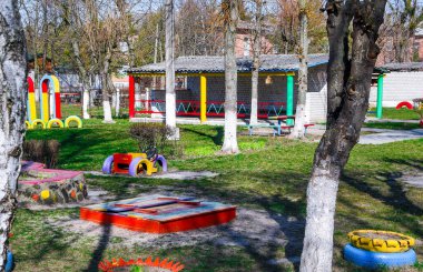 Parktaki boş çocuk parkı, çocukların oyun alanı, büyük ve renkli çocuk parkı, çocuk bahçesi.