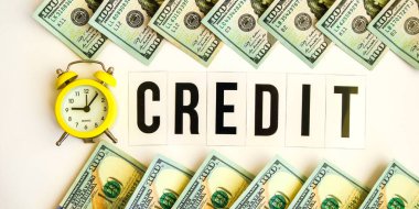 Beyaz arka planda 100 dolarlık banknot, para biriktirme ve ödeme konsepti olan KREDIT