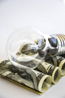 Para farklı türde ampuller, Amerikan dolarında lambalar, enerji tasarrufu lambası, para, finans, tasarruf konsepti ve fikir
