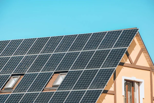 Zonnepanelen Close Opname Van Een Zonnepaneel Met Blauwe Hemel Zonnepanelen — Stockfoto