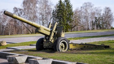 Topçular, yeşil silahlar, topçu topları parktaki asker savaşçısı için silahlar, İkinci Dünya Savaşı sırasında tanksavar silahları eskidi.