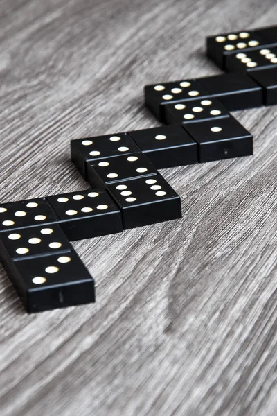 Noir Domino Dés Sur Une Table Bois Léger Processus Jouer — Photo