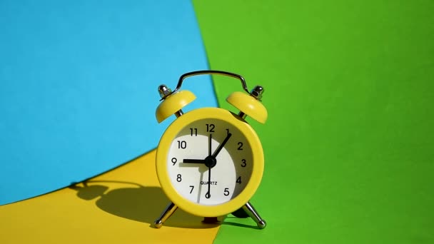 Reloj Despertador Amarillo Sobre Fondo Color Amarillo Azul Sombras Profundas — Vídeo de stock