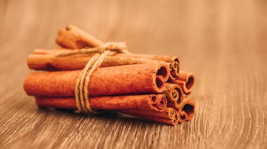 Masada tarçın çubukları, baharatlı güzel noel arkaplanı, fotokopi alanı, ahşap zemin