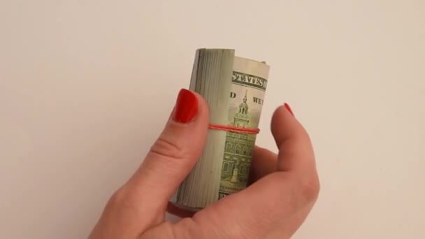 Billete Laminado Dólares Tubo Retorcido Mano Femenina Girando Sobre Fondo — Vídeos de Stock