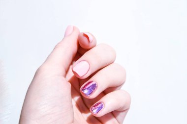 Pembe renkte güzel doğal çivi jölesi, beyaz manikürlü eller, metin için kopya alanı