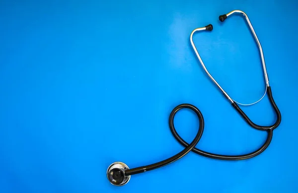 Stetoskop a medicína na modrém pozadí, lékařské a zdravotní koncepce — Stock fotografie