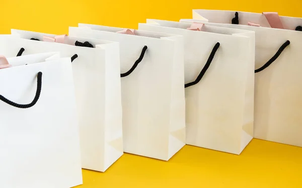 Set Bolsas Papel Blanco Para Comprar Sobre Fondo Amarillo Mockup — Foto de Stock