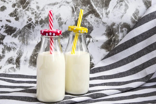 Sebotol Susu Segar Atas Meja Botol Susu Retro Dengan Jerami — Stok Foto