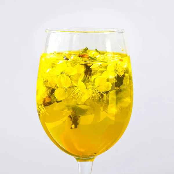 Κεράσι Βερίκοκο Άνοιξη Λουλούδια Ποτήρι Κρασιού Κίτρινο Νερό Λευκό Φόντο — Φωτογραφία Αρχείου