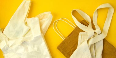 Gezegeni kurtar. Doğal yeniden kullanılabilir keten kumaş ve plastik poşetlere karşı alışveriş torbaları. Çevre dostu yaşam tarzı. Kirlilik seçimi kavramı yok