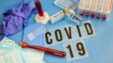 Coronavirus kan analizi konsepti. Wuhan, Çin kökenli Covid 19. Solunum maskesi. Üzerinde kan, şırınga ve yazıt porselenleri ve İtalya seyahat konsepti var.