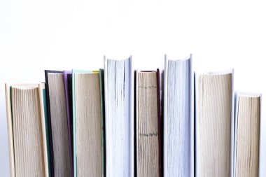 Eski kitap eğitimi konsepti yığını, metin için bir sürü kitap yığını, kitap kapakları, eski ve kullanılmış ciltli kitaplar, üst görünüm. Eğitici bir kavram. Kapat.